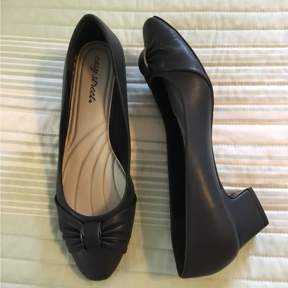 EASY STREET Navy Pump 9.5M new, never worn. Approx. 2” heel